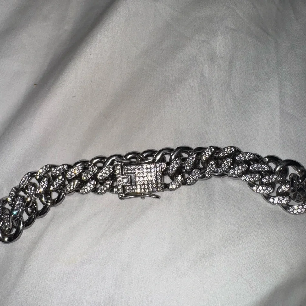 - CUBAN LINK ICED OUT SILVERTONE & ROSE GOLD DOG COLLARS XS 11”